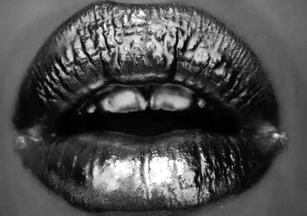 Altın ruj yakın plan. Metal makyajlı dudaklar