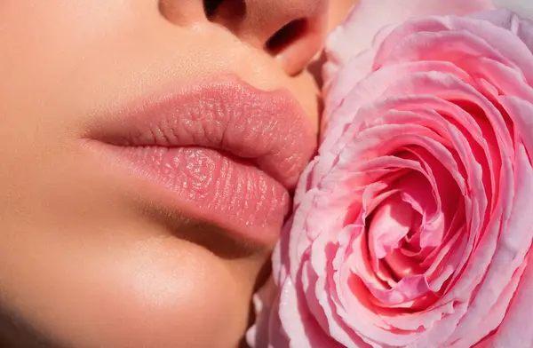 Sluiten Sexy Vrouw Natuurlijke Lippen Mooie Rode Roos Lippen Met — Stockfoto