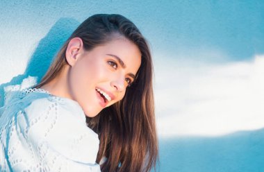 İlkbahar romantik kadın portresi. Açık havada güzel bir genç bayan. Güneşli bir gün. Doğa yaz arkaplanı. Taze ve temiz ciltli güzel, genç ve mutlu bir kadının yakın plan portresi.