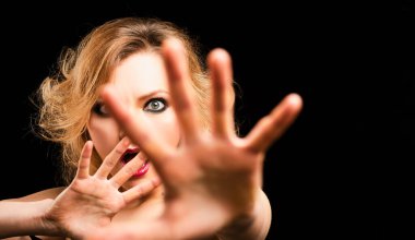 Elini bırak. Duygusal sinirli kadın, üzgün kız. Çığlık, nefret, öfke. Düşünceli kadın öfkeli, kızgın ve stresli.