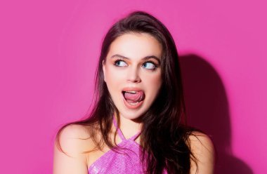 Güzel modern model dili gösteriyor. Dili çıkmış bir model. Dilini gösteren kız. Dudaklarını yalayan duygusal bir ağız. Komik surat.