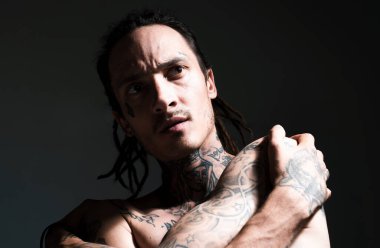 Hippi adam. Ciddi yüzlü, kendine güvenen çekici bir adam.