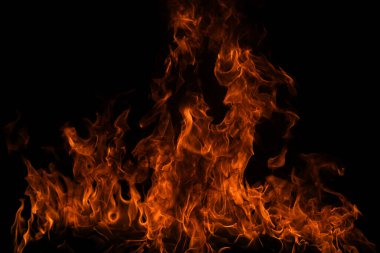 Siyah arka planda yangın alevleri. Ateş, izole edilmiş, soyut bir yapı. Yanma efektiyle yanan bir patlama. Duvar kağıdını ateşle, soyut sanat kalıpları