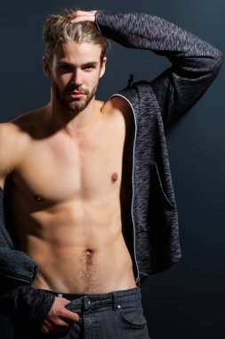 Güçlü kaslı adam. Güçlü adam vücudu. Kaslı vücut. Gövde ve altı paket, çekici çıplak erkek vücudu. Gövde kasları kocamandı. Gövde kasları yakın. Seksi kaslı, yakışıklı, üstsüz erkek model.