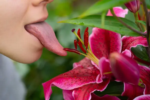 Tong Sensuele Likken Bloemen Sexy Vrouwen Half Open Mond Met — Stockfoto