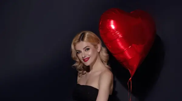 赤いハート型の風船を持つ美しい若い女性 バレンタインデー セクシーな女性のロマンス日付 バレンタインデーを祝う女性 肖像画かわいいです女性とともに赤い風船ハート形 — ストック写真