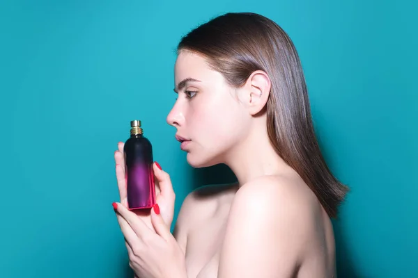 女性香水 女孩与香水 年轻美丽的女人抱着一瓶香水和香味 性感的年轻女人带着香水拿着香水瓶的女人香水的香味 — 图库照片
