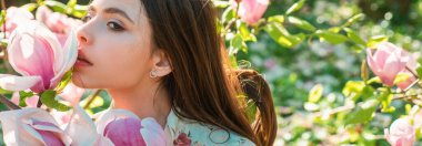 Pankart ya da web sitesi başlığı olarak güzel kadın yüzü olan bahar tasarımı, kopyalama alanı. Manolyalı güzel bir kadın yüzü. Flover 'lı güzel, şehvetli kız. Bahar çiçeği arkaplanı