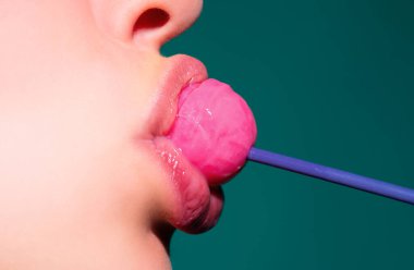 Lolipop yalayan bir kadın, sanat afişi, lolipoplu kırmızı dudaklar. Lolli pop ile seksi kırmızı kadın ağzı ve dili. Tasarım için resim baskısı