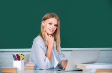 Kameraya bakan neşeli üniversite öğrencisinin portresi. Lisede ya da üniversitede ders veren kız öğrenci