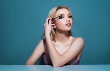 Rimel süren bir kız. Makyaj malzemeleri. Kadın güzeli. Taze yumuşak ten. Uzun kirpikleri var.