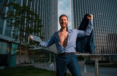 Başarılı sonu kutlayan heyecanlı iş adamı, ofis yakınında dans ederken anlaşma yapmak mutlu hissettiriyor. Şanslı aday, iş görüşmesinden sonra yeni bir iş buldu.