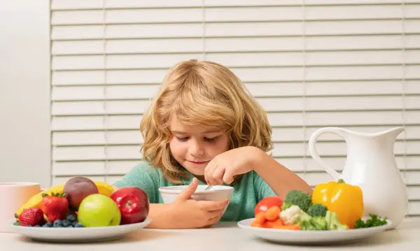 Skolbarn Äter Frukost Före Skolan Porträtt Lilla Tonåring Barn Sitta — Stockfoto