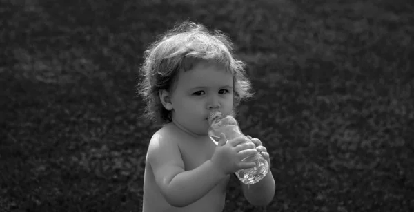 Baby Ruht Rasenpark Auf Der Natur Trinkt Sauberes Wasser Sommer — Stockfoto