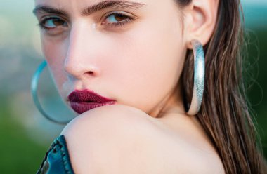 Stüdyoda genç bir kadının şehvetli portresi. Güzel kız model.