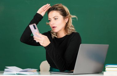 Tahtadaki genç bir lise ya da üniversite öğretmeni.