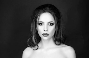 Moda makyajı. Kızıl Dudaklı Güzel Şehvetli Kadın, Dumanlı Göz