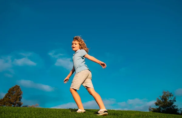 Çocuk Çim Tarlasında Koşuyor Yaz Parkında Koşan Tatlı Çocuk Çayırda — Stok fotoğraf