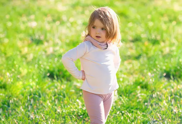 Baby Girl Walking Green Grass Child Having Fun Family Picnic — Stock Photo, Image