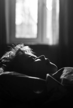 Yatakta uyuyan tatlı çocuk. Çocuk uyuklaması