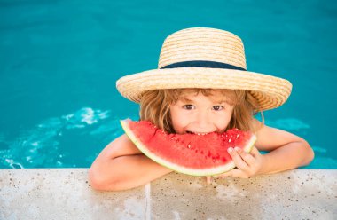 Karpuzlu komik çocuk. Çocuk yüzme havuzunda eğleniyor. Yaz tatili ve sağlıklı yemek.