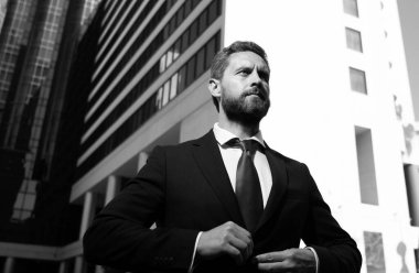 Uygun bir akım. İş adamı klasik takım elbise giyer. İş usulü. Moda erkek giyim. Resmi kıyafet. Şık bir gardırop. Moda adamı.