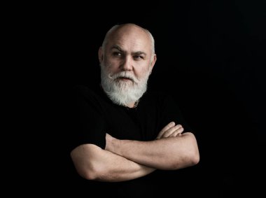 Kıdemli adam. Belden yukarı portre. Sakallı, orta yaşlı, ciddi bir yüz ifadesi olan, yakın plan bir kafa ve omuz portresi olan adam.