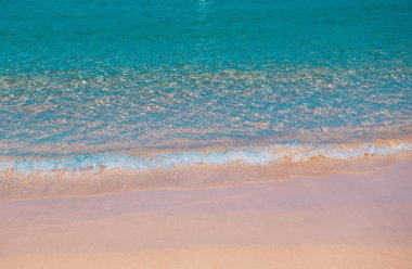 Altın kumu olan sahil, turkuaz okyanus suyu. Panoramik deniz manzarası. Yaz tatili için doğal arka plan