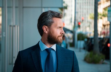 Resmi kıyafet giymiş orta yaşlı bir iş adamının portresi.