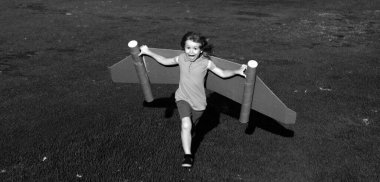 Oyuncak jetpack ile oynayan mutlu çocuk. Çocuk pilot dışarıda eğleniyor. Başarı çocuk, yenilik ve lider. Yaratıcı ve başlangıç konsepti. Hayal ürünü bir çocuğun başlangıç fikri