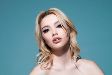 Güzel yüzlü kadın, yüz portresi. Doğal güzellik konsepti. Çıplak omuzlu bir kadın portresi.