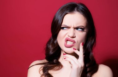 Çığlık, nefret, öfke. Duygusal kızgın kadın insan duyguları, yüz ifadesi konsepti. Moda renkleri