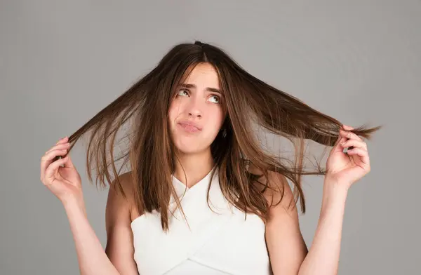 Smutna Kobieta Problemem Wypadania Włosów Martwi Się Utratą Włosów — Zdjęcie stockowe