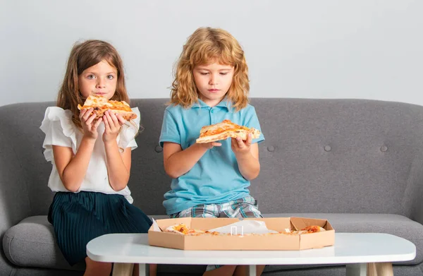 Pizza Çocuklar Çocukların Elinde Pizza Dilimleri Çocuklar Peynirli Lezzetli Fast — Stok fotoğraf