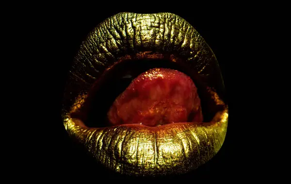 性感的金唇 黄金艺术 孤立的女人 舌头伸出 在黑色背景上隔离 截断路径 — 图库照片