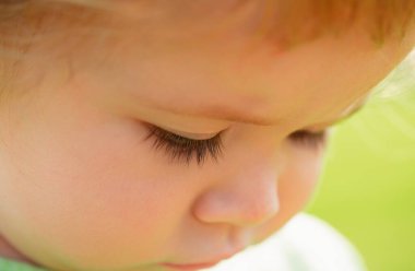 Sevimli bir bebeğin portresi. Kafkas çocuk yüzünü kapatın. Komik çocuğun yakın plan kafası.