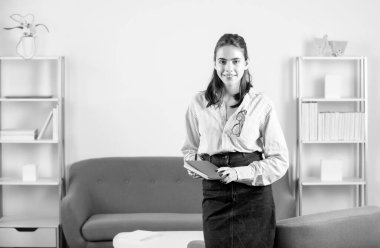 Kız öğrenci ya da genç öğretmen kız. İşyerindeki genç iş kadını. Ofisteki. Resmi sekreter kadın modern ofiste proje üzerinde çalışıyor.