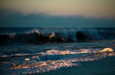 Denizin Ufku. Denizde Panorama. Güzel okyanus manzarası, deniz duvar kağıdı. Sakin kıyı şeridi, dalgalar su.