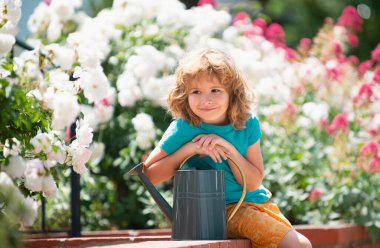 Bahçeye çiçek eken küçük çiftçi.