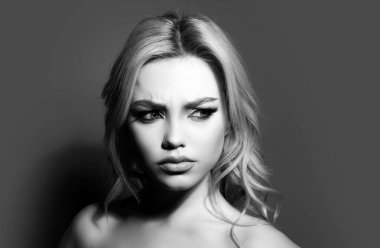 Stüdyoda güzel bir kadın portresi var. Temiz tenli, doğal makyajlı güzel bir kız.