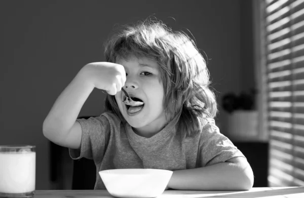 Enfant Mangeant Des Aliments Sains Maison Bébé Manger Soupe Avec — Photo