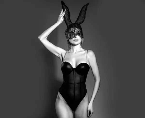 Sensuell Kaninkvinna Sexig Tjej Halloweendräkt Sexig Blond Kvinna Poserar Svart — Stockfoto