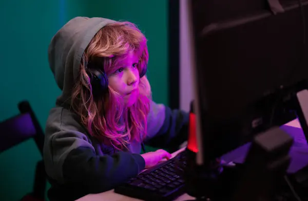 Kind Benutzt Der Nacht Kind Mit Computer Einem Dunklen Raum — Stockfoto