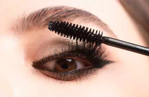 Closeup Eye Makeup Applying Maskara Lushes Young Woman Getting Make — Stock Photo, Image