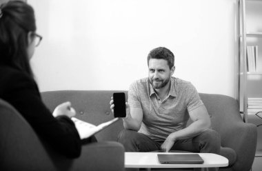 Sorun çözülüyor. Psikoloji, zihinsel terapi konsepti. Psikoterapi seansında erkek hasta ve psikolog. Sosyal Hizmetler Danışmanı