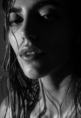 Stüdyo, zarif bir kadının portresini yakın çekim. Yüksek model.