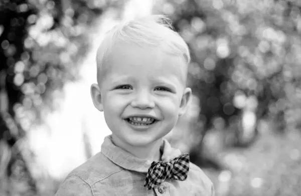 Retrato Soleado Niño Pequeño Niño Sonriente Primavera Feliz Infancia —  Fotos de Stock