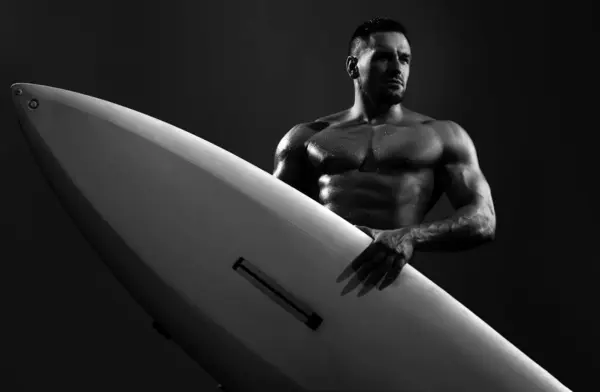 Sexy Surfer Met Een Surfplank Portret Van Een Knappe Atleet — Stockfoto