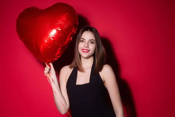 Valentijnsdag Liefdeshart Portret Van Mooie Valentijn Meisje Houden Rood Hart — Stockfoto