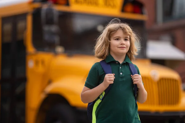 Schulkind Steigt Den Schulbus Amerikanische Schule Zurück Zur Schule Kind — Stockfoto